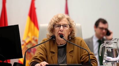 La alcaldesa de Madrid, Manuela Carmena, en el pleno del Ayuntamiento.