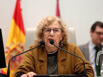 La alcaldesa de Madrid, Manuela Carmena, en el pleno del Ayuntamiento.