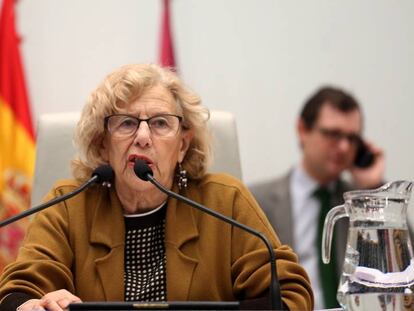 La alcaldesa de Madrid, Manuela Carmena, en el pleno del Ayuntamiento.