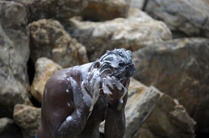 Un migrante de Sri Lanka se lava en una playa de la isla de Aceh, Indonesia.
