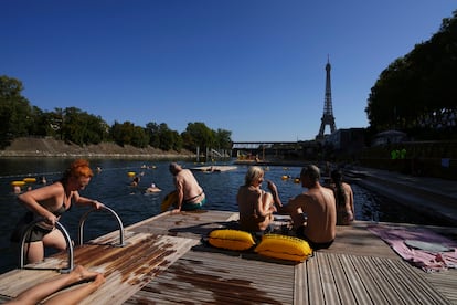 Bañistas en el río Sena, este lunes.