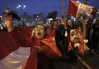 Un grupo de manifestantes grita consignas contra la corrupción, durante una protesta en Lima (Perú).