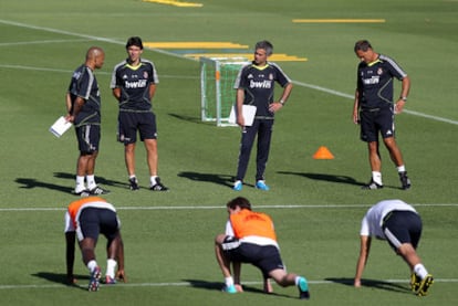 Al fondo, de izquierda a derecha, Morais, Karanka, Mourinho y Silvino.