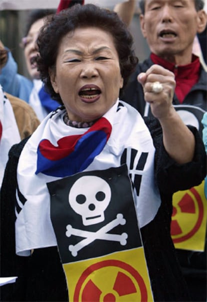 Una manifestante protesta en Seúl contra los ensayos nucleares de Corea del Norte