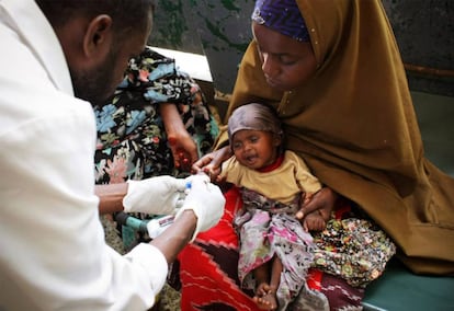 Atención médica de un bebé en Mogadiscio (Somalia).