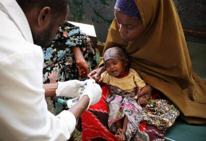 Atención médica de un bebé en Mogadiscio (Somalia).