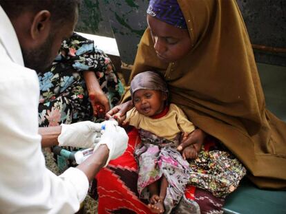 Atención médica de un bebé en Mogadiscio (Somalia).