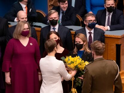 La presidenta estonia, Kersti Kaljulaid, le entrega un ramo de flores a la nueva primera ministra, Kaja Kallas, el pasado 25 de enero.