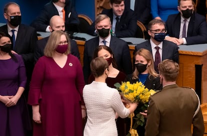 La presidenta estonia, Kersti Kaljulaid, le entrega un ramo de flores a la nueva primera ministra, Kaja Kallas, el pasado 25 de enero.