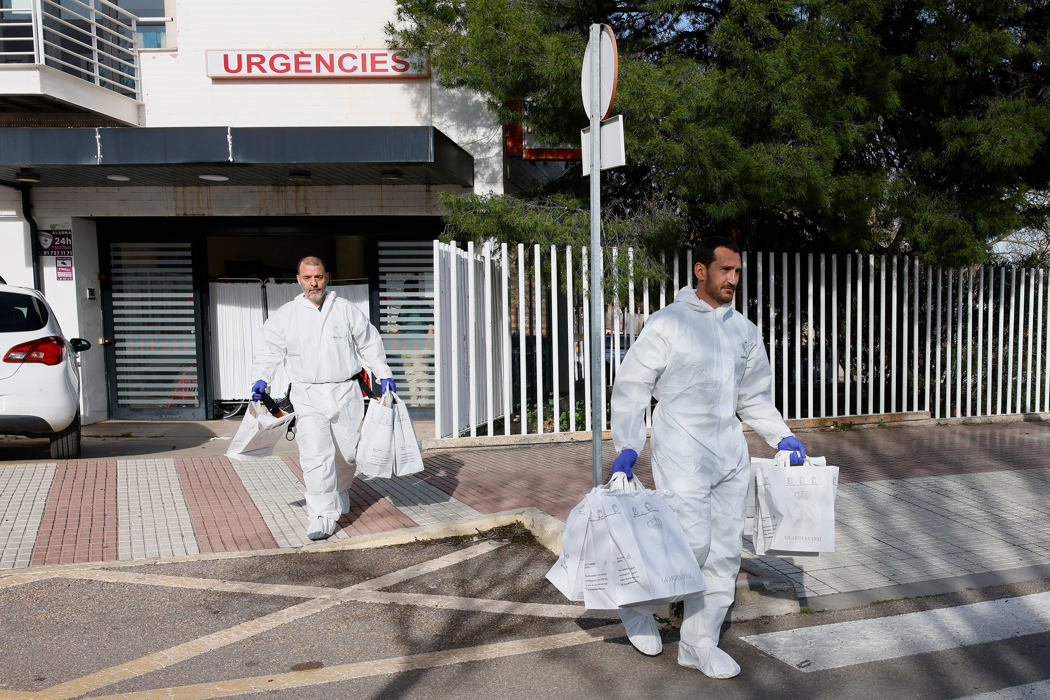 Dos agentes de la Guardia Civil salen del centro de salud de Benicassim con muestras tras la agresión a una enfermera, presuntamente a manos de su expareja. 


