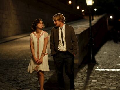 Marion Cotillard y Owen Wilson, en un paseo nocturno por los muelles de París.