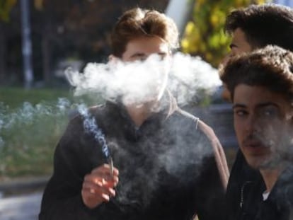 La encuesta de uso de drogas por jóvenes de 14 a 18 años refleja el primer repunte en el consumo diario de cigarros desde 2012. Casi la mitad ha probado el ‘vapeo’