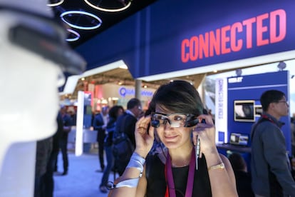 A delegate tries on a Recon Instruments Heads-Up display pair of glasses at the Mobile World Congress in Barcelona, Spain, on Monday, Feb. 22, 2016. Mobile World Congress, an annual phone-industry event organized by GSMA Ltd., runs from Feb 22 to Feb 25. Photographer: Chris Ratcliffe/Bloomberg