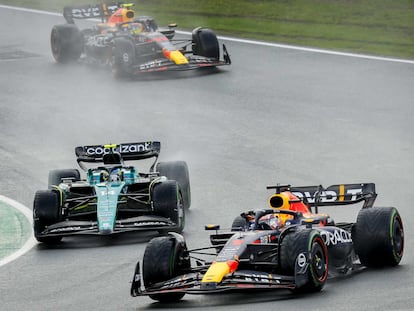 Max Verstappen y Fernando Alonso, durante el GP de los Países Bajos de este domingo.