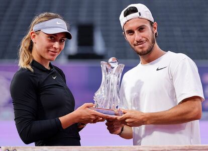 Badosa y Javier Martín posan con el trofeo de Belgrado. / @PAULABADOSA