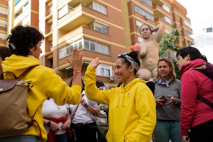 Cristina Gómez, la joven en la que está inspirada la falla 'Pit' de la comisión García Lorca, saluda a una compañera afectada también por el cáncer, ayer en Valencia.