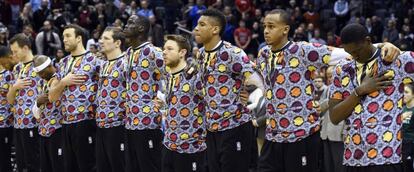 Los jugadores de Milwaukee, con las camisetas en honor de Sager, durante el minuto de silencia ante de su partido contra Chicago.
