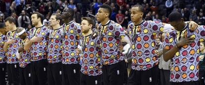 Los jugadores de Milwaukee, con las camisetas en honor de Sager, durante el minuto de silencia ante de su partido contra Chicago.