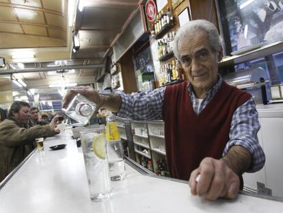 Casto Herrezuelo sirve una copa de ginebra en la barra del Palentino.