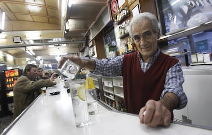 Casto Herrezuelo sirve una copa de ginebra en la barra del Palentino.