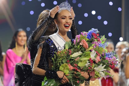 Miss U.S. R'Bonney Gabriel is crowned Miss Universe by outgoing Miss Universe Harnaaz Sandhu of India, during the 71st Miss Universe pageant in New Orleans, Louisiana, U.S. January 14, 2023.