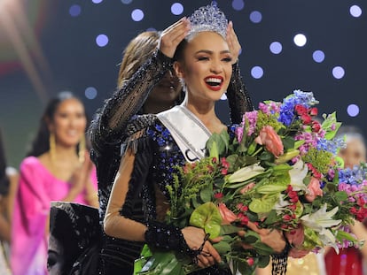 Miss U.S. R'Bonney Gabriel is crowned Miss Universe by outgoing Miss Universe Harnaaz Sandhu of India, during the 71st Miss Universe pageant in New Orleans, Louisiana, U.S. January 14, 2023.