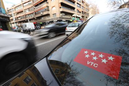 Un vehículo de transporte con conductor circula por las calles de Madrid