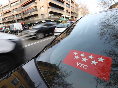 Un vehículo de transporte con conductor circula por las calles de Madrid