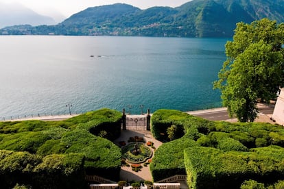 Siguiendo una antigua calzada romana, la llamada Antica Strada Regina, que antaño unía Milán con Suiza, esta <a href="https://greenwaylagodicomo.com/it/" target="">vía verde</a> serpentea por la orilla occidental del lago de Como, en el norte de Italia. Por tranquilas carreteras secundarias, evita las vías más congestionadas junto al lago y pasa por pueblos bellísimos. Empieza en Colonno y avanza hacia el norte bordeando jardines primorosos y pasando cerca de, al menos, dos villas majestuosas: Villa Carlotta y Villa del Balbianello (ambas abiertas al público). Las subidas —pocas— se ven recompensadas con vistas de tejados rojizos y picos alpinos. La ruta está asfaltada y, por lo general, bien señalizada. La mayor parte de sus bonitos pueblos prácticamente se unen entre sí, por lo que uno nunca estará lejos de un café o una ‘gelateria’. Al bajar al lago en Tremezzo, el último tramo bordea la orilla y pasa ante flamantes fachadas de estilo ‘art nouveau’. Son 10 kilómetros bellísimos desde Colonno a Cadenabbia.