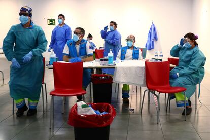 Pruebas PCR en un centro cultural de Vallecas, en Madrid, este jueves.