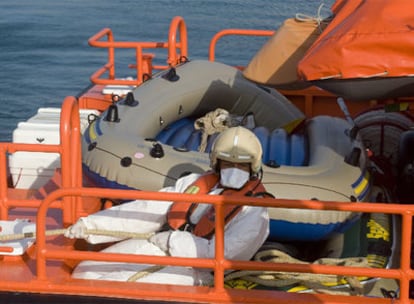Una de las balsas hinchables interceptadas, sobre una embarcación de Salvamento Marítimo.