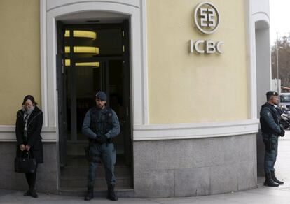 Agentes de la Guardia Civil durante el registro del ICB el miércoles