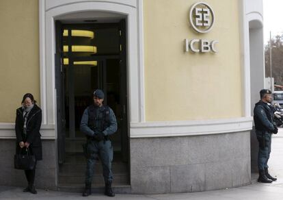 Agentes de la Guardia Civil durante el registro del ICB el mi&eacute;rcoles