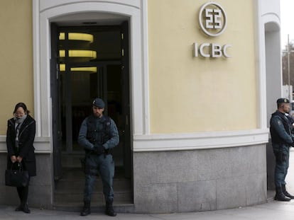 Agentes de la Guardia Civil durante el registro del ICB el mi&eacute;rcoles