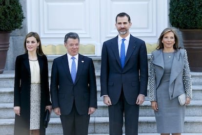 Tras la ceremonia de bienvenida en El Pardo, el presidente colombiano Jose Manuel Santos y su esposa María Clemencia fueron recibidos por don Felipe VI y doña Letizia en Zarzuela. Ambas parejas, posaron para los medios allí congregados antes de hacer su entrada en el interior del Palacio.