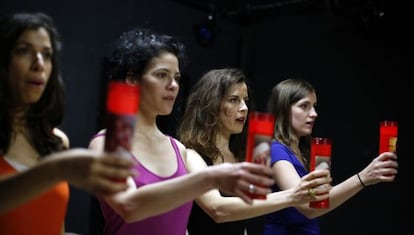 El grupo de teatro Primas de riesgo, en el ensayo de su obra &#039;Naces consumes mueres&#039;.