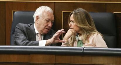 El ministro García-Margallo conversa con la socialista Trinidad Jiménez el jueves en el Congreso.