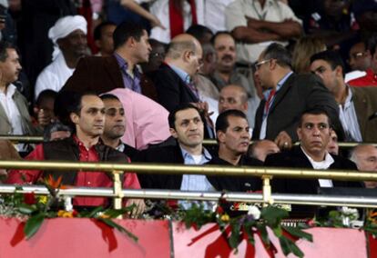 Los hijos de Hosni Mubarak, Alaa, en el centro, y Gamal, en la izquierda con camisa roja, en una fotografía de archivo fechada el 18 de noviembre de 2009 en un partido de fútbol entre Egipto y Argelia celebrado en Jartum, Sudan.