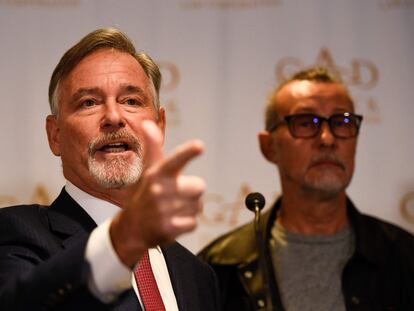 El abogado Gary Dordick y su cliente, Serge Svetnoy, en una conferencia de prensa el miércoles en Los Ángeles.