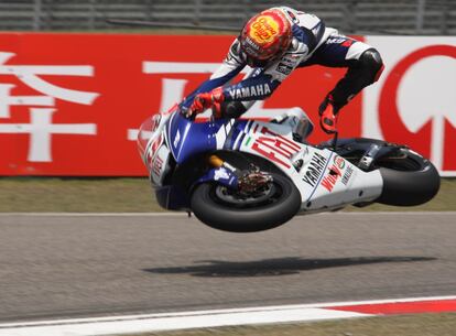 Caída de Jorge Lorenzo en los entrenamientos del Gran Premio de China de Motociclismo celebrado en el circuito de Shanghai.