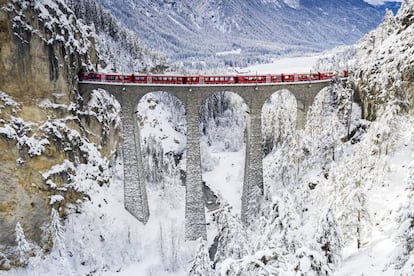 El Bernina Express a su paso por el viaducto de Landwasser (Suiza).