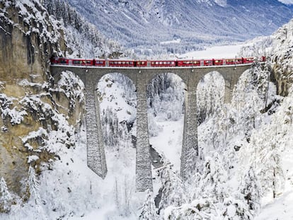 El Bernina Express a su paso por el viaducto de Landwasser (Suiza).