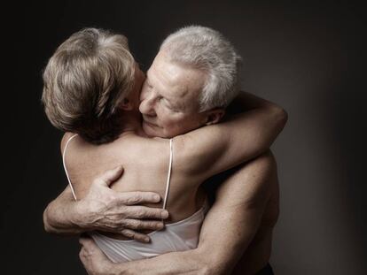 Una pareja se abraza.