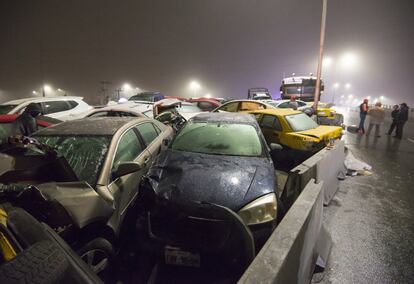 El hielo causó un accidente que afectó a unos 40 vehículos, informa la Agencia EFE. Las autoridades cortaron la circulación, aunque lo hicieron tarde, según la prensa la local, que asegura que tenían aviso de helada en esta vía.