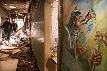 Funcionarios palestinos añalizan los daños de la residencia  presidencial de Arafat en Gaza.