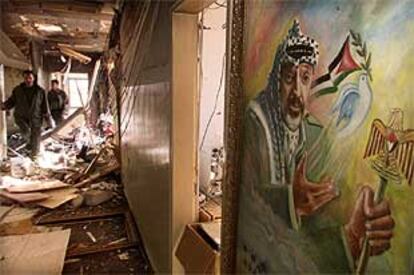 Funcionarios palestinos añalizan los daños de la residencia presidencial de Arafat en Gaza.
