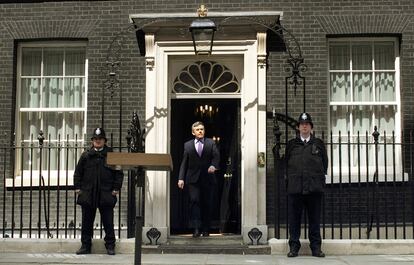 El primer ministro británico, Gordon Brown, abandona el 10 de Downing Street para comparecer ante los medios después de su derrota electoral.