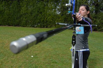 La arquera Gema Buitrón, campeona de España de tiro con arco, en un entrenamiento en As Pontes.