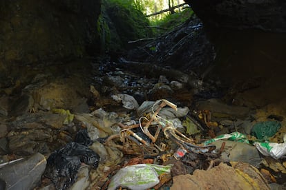 Basura acumulada en el sumidero de Leizehandia, en Alkiza.