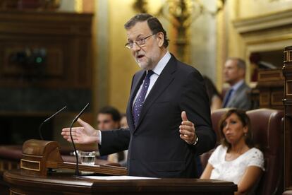 El presidente de Ciudadanos, Albert Rivera, ante las miradas del presidente del Gobierno en funciones, Mariano Rajoy y de la vicepresidenta del Gobierno en funciones, Soraya Sáenz de Santamaría, en el Congreso de los Diputados.